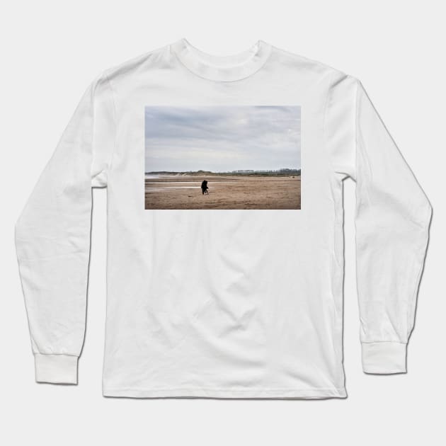 Romantic embrace on a beach - Alnmouth, Northumberland, UK Long Sleeve T-Shirt by richflintphoto